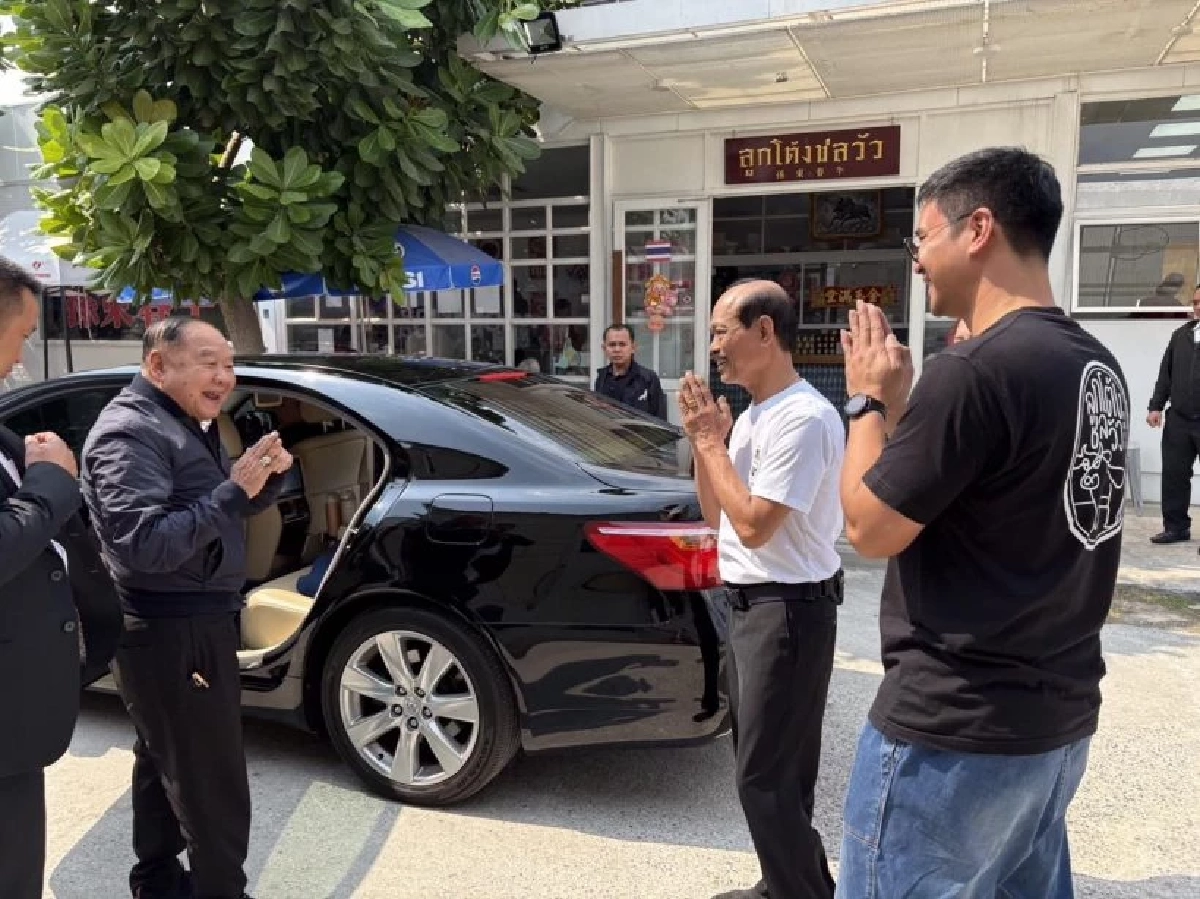 “ลุงป้อม” บุกชิมก๋วยเตี๋ยวเนื้อถึงร้าน “น็อต วรฤทธิ์” ไร้เงาดราม่าการเมือง