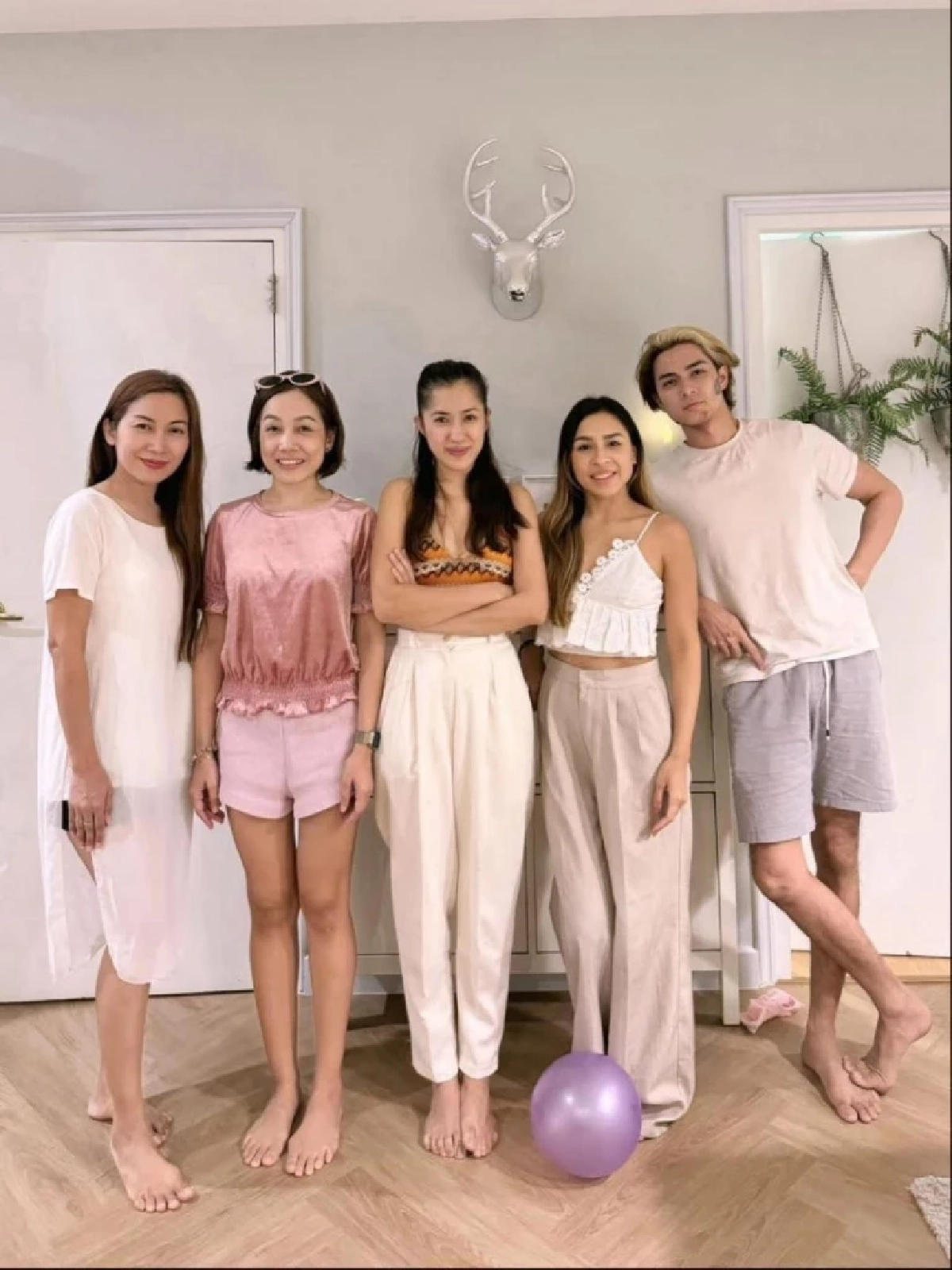 'แน็ก ชาลี'แตกหัก? ฟ้องพี่สาว 4 คน เจ็บสุดถูกตราหน้า 'สร้างภาพเลี้ยงหลาน'