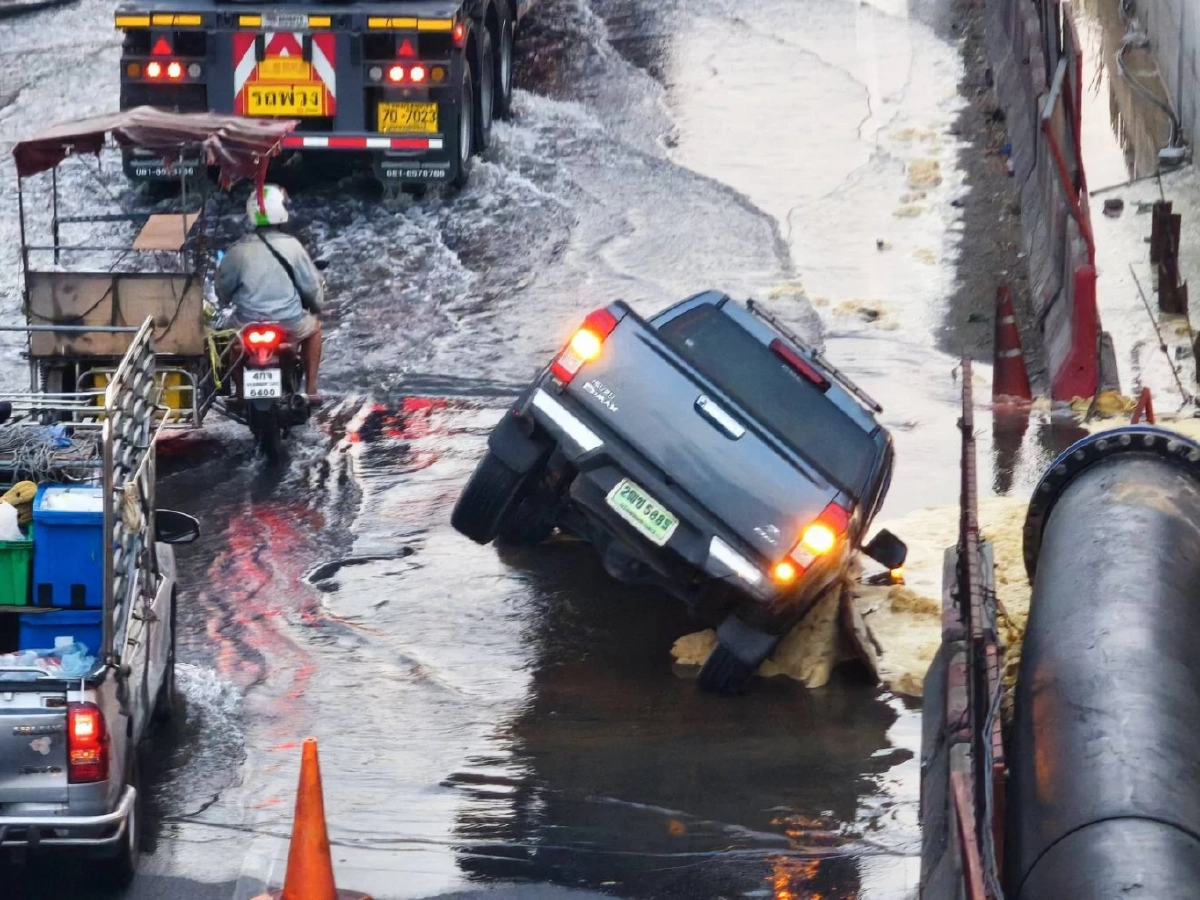 คอหวยตาดี! แห่ส่องเลขทะเบียนกระบะตกหลุมยักษ์ ‘พระราม 2’