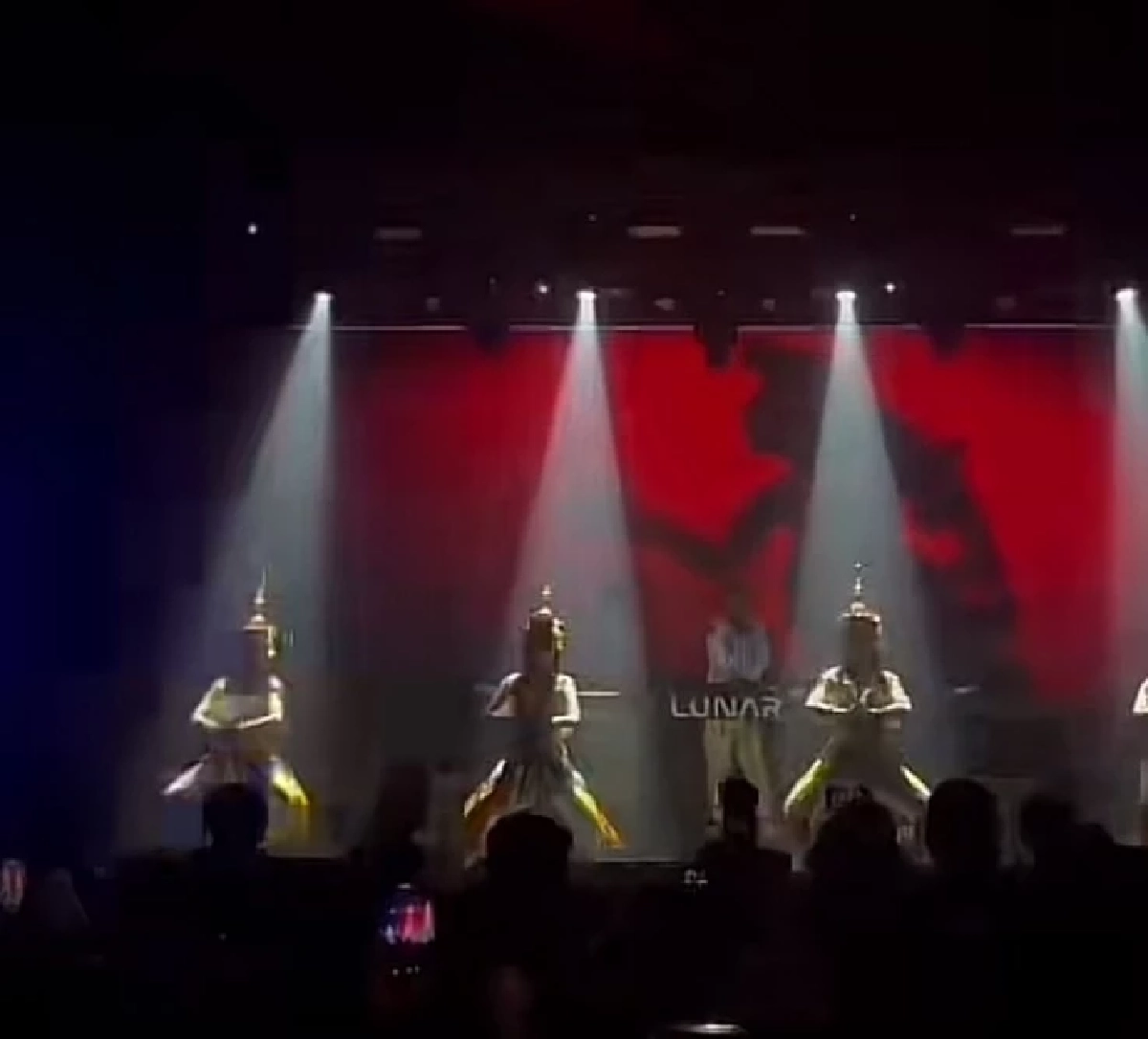 ‘เอกชัย ศรีวิชัย’ ใจหายวูบ! ผับดังจับ ‘มโนราห์’ เต้น ด้านผู้ประกอบการโร่ชี้แจง