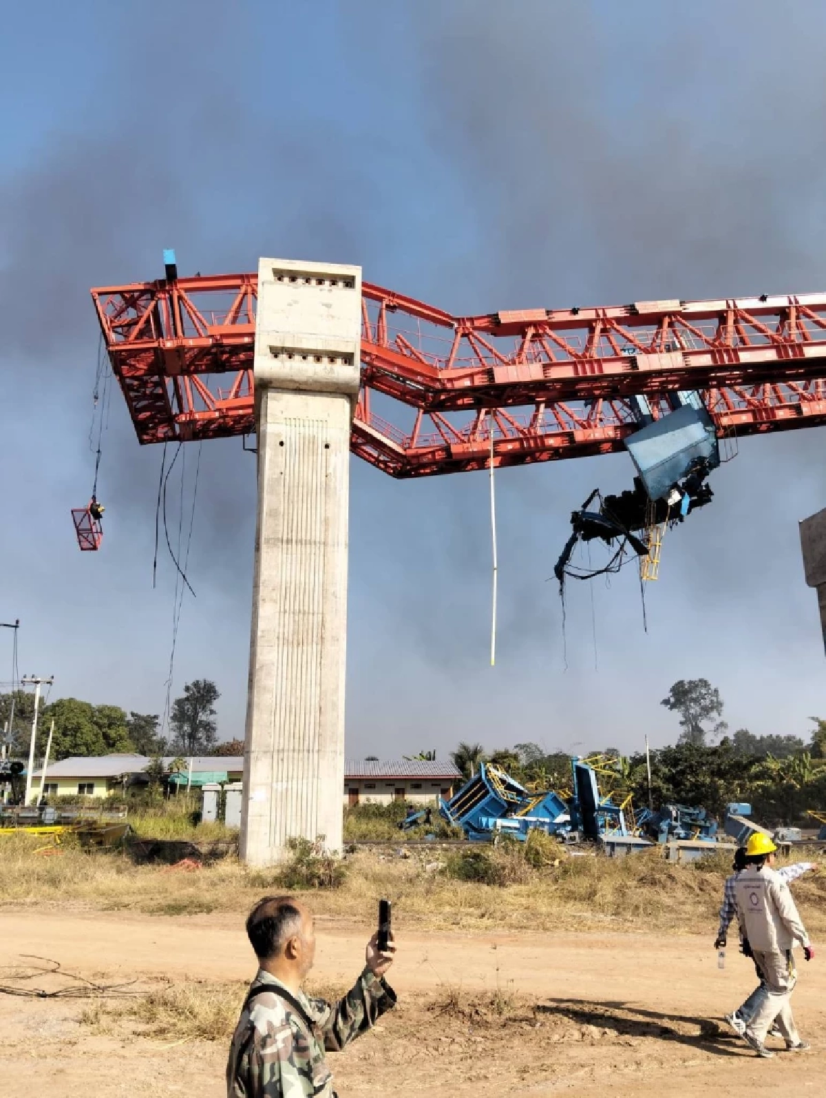ด่วน! เครนก่อสร้างรถไฟความเร็วสูง หล่นทับรถไฟขณะแล่นผ่าน บาดเจ็บเพียบ