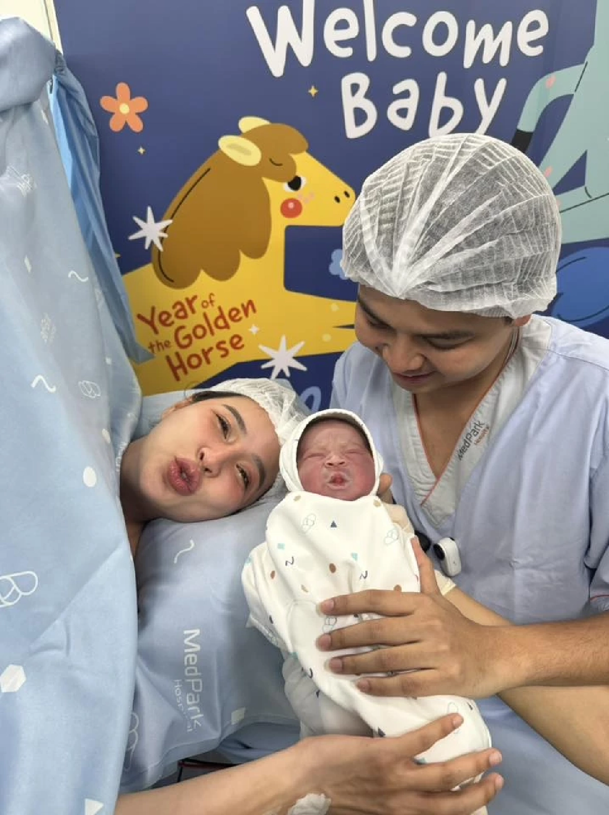 น่ารักมาก! "เม พรีมายา" คลอดลูกคนที่ 3 "น้องซารอส" ชัดเลยได้หน้าพ่อหรือแม่