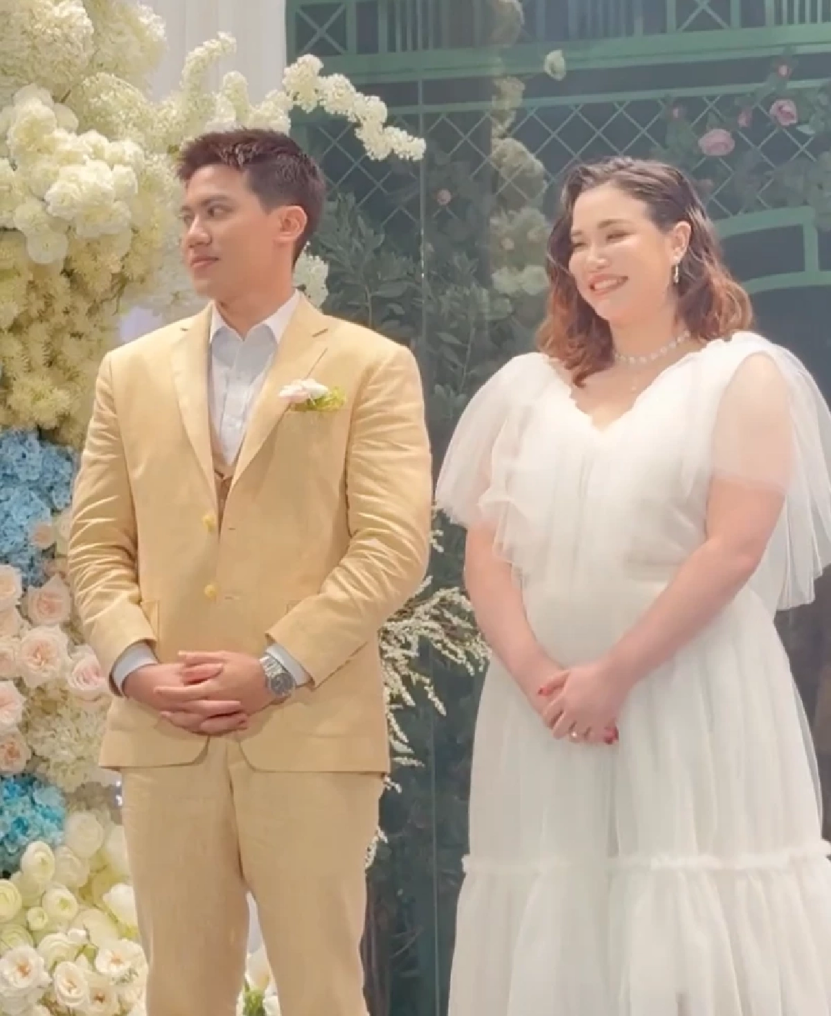 "สิเรียม" ยิ้มแก้มปริ "นนนี่" ลูกสาวสุดที่รักวิวาห์หนุ่มนอกวงการ ออร่าคุณแม่พุ่ง?