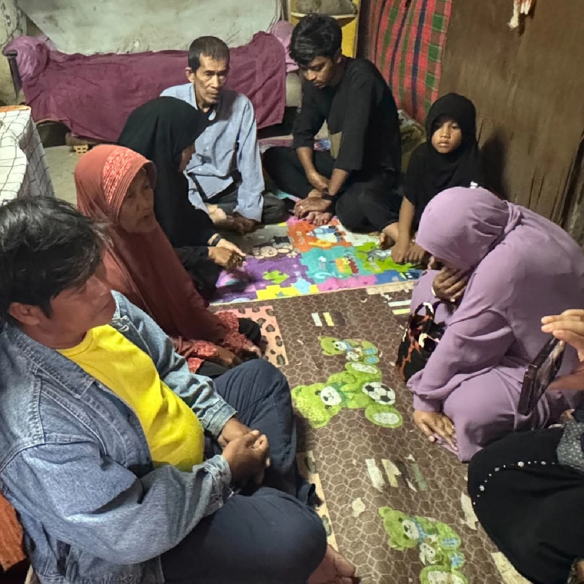 แม่หัวใจสลาย! จำลูกได้แค่เสื้อผ้า ร่างเละถูกเครนถล่มทับ คร่าชีวิต 3 หนุ่มชาวใต้