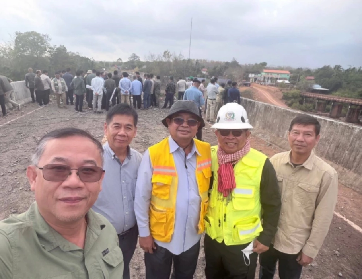 ทหารเขมรขนแบคโฮรุก "สันปันน้ำ" บ้านชำราก ขุดคูเลตกินแดนไทยชัดเจน