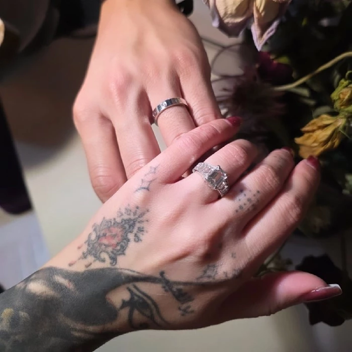 ‘ปราง ปรางทิพย์’ สวมแหวนเพชรนิ้วนางซ้าย แฟนคลับลุ้นตัวโก่ง ข่าวดีแต่งหรือหมั้น?