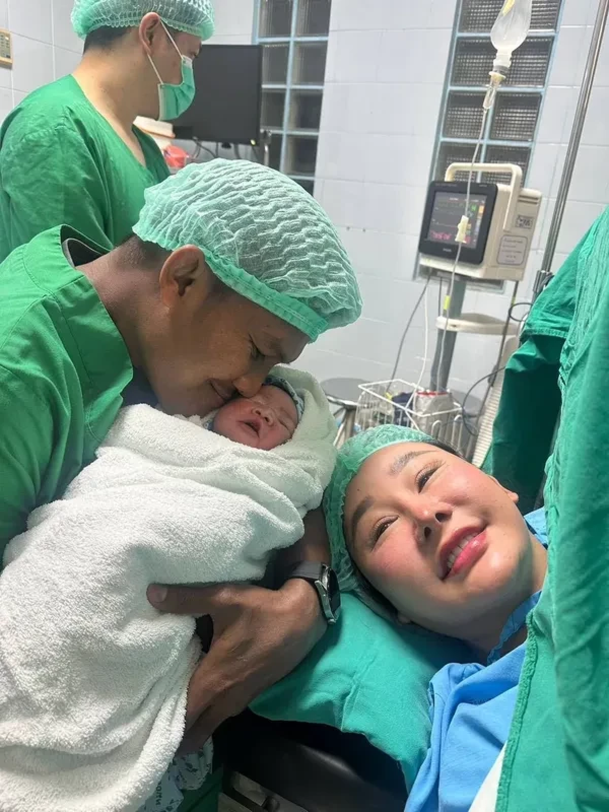 "บัวขาว" คุณพ่อลูกสอง "น้องจอมพล" ลืมตาดูโลกวันเด็กแห่งชาติ แฟนคลับร่วมยินดี