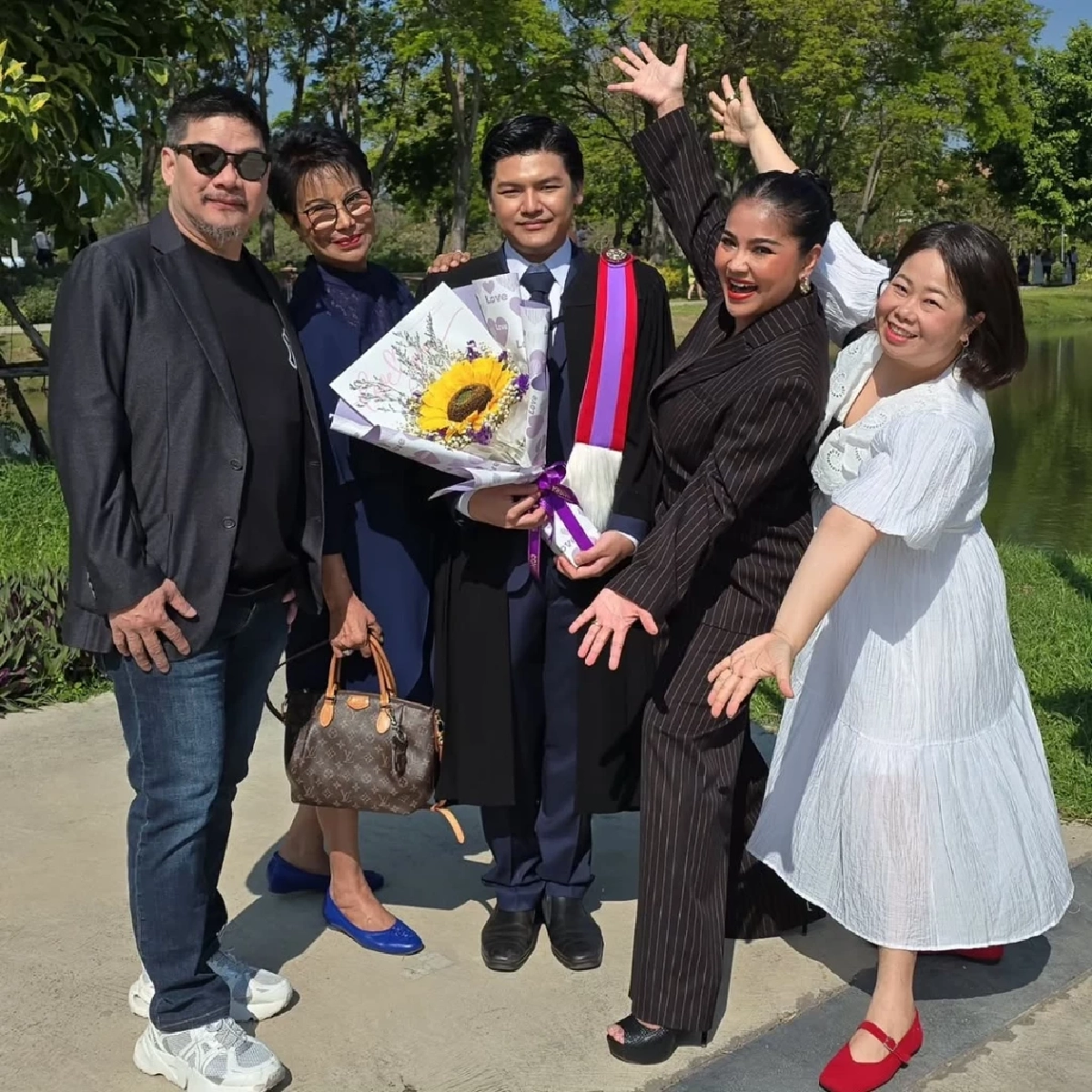 ภูมิใจทั้งวงการ! 'ตั๊ก–นุ้ย' ปลื้มใจหนักมาก 'น้องภู' คว้าปริญญาธรรมศาสตร์