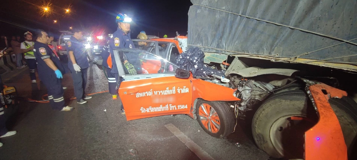 แท็กซี่เหมารับผู้โดยสาร ไปเลือกตั้ง ขากลับชนท้ายสิบล้อ ดับ 3 สาหัส 1