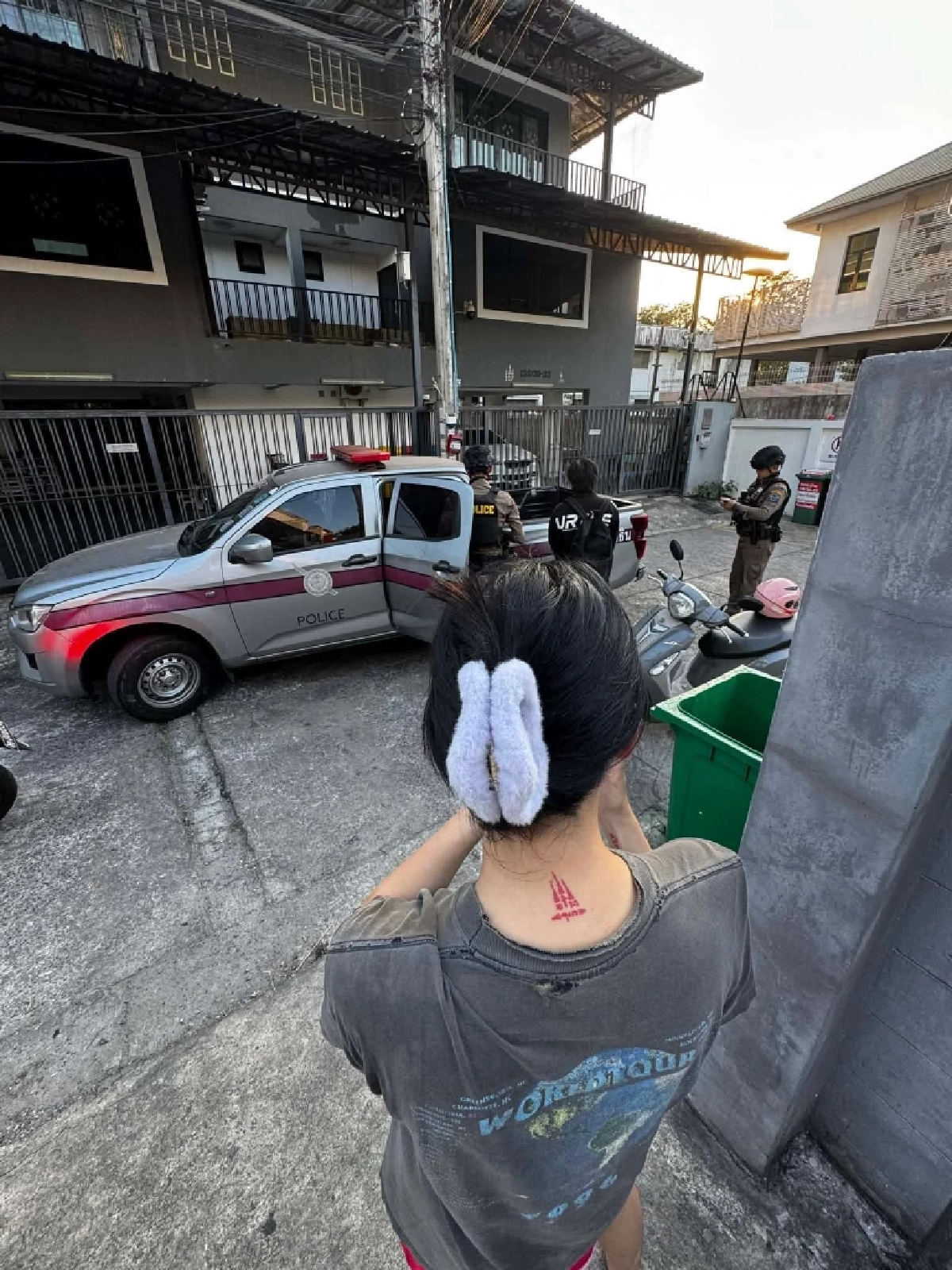 ตร. บุกรวบหนุ่มบาร์โฮสคาบ้าน "นารา เครปกระเทย" ย่องขโมยทรัพย์สิน