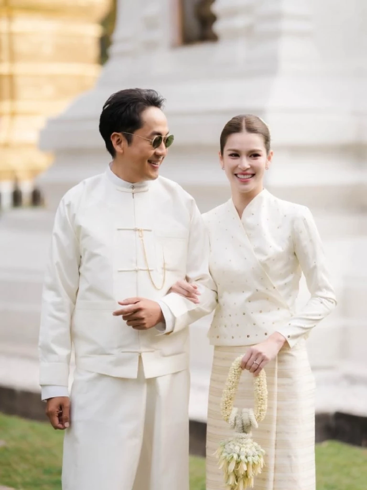 "ยิหวา–เปอร์" ควงคู่ทำบุญวัดสวนดอก จ.เชียงใหม่ เพื่อนดาราแซวแรง