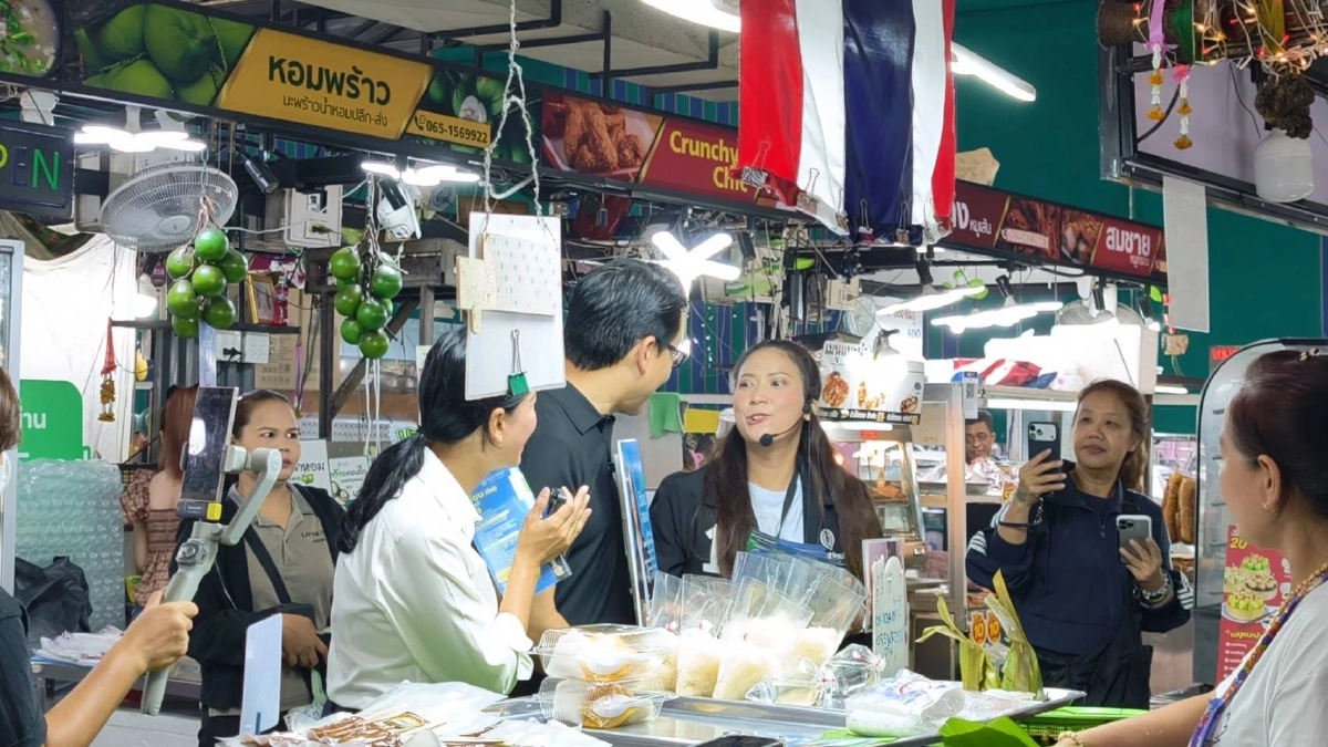 ‘สกลธี - เนเน่’  ลงพื้นที่เขต 9 ปลุกคนกรุงสู้ฝุ่นพิษ ชูนโยบาย ‘อากาศสะอาด’