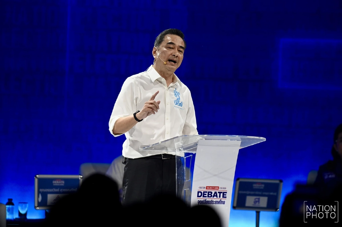 ‘อภิสิทธิ์’ โชว์เก๋า! งัดสูตรแก้หนี้ฝังราก ลั่น! ต้องบรรจุ ‘วิชาการเงิน’ ในหลักสูตรชาติ