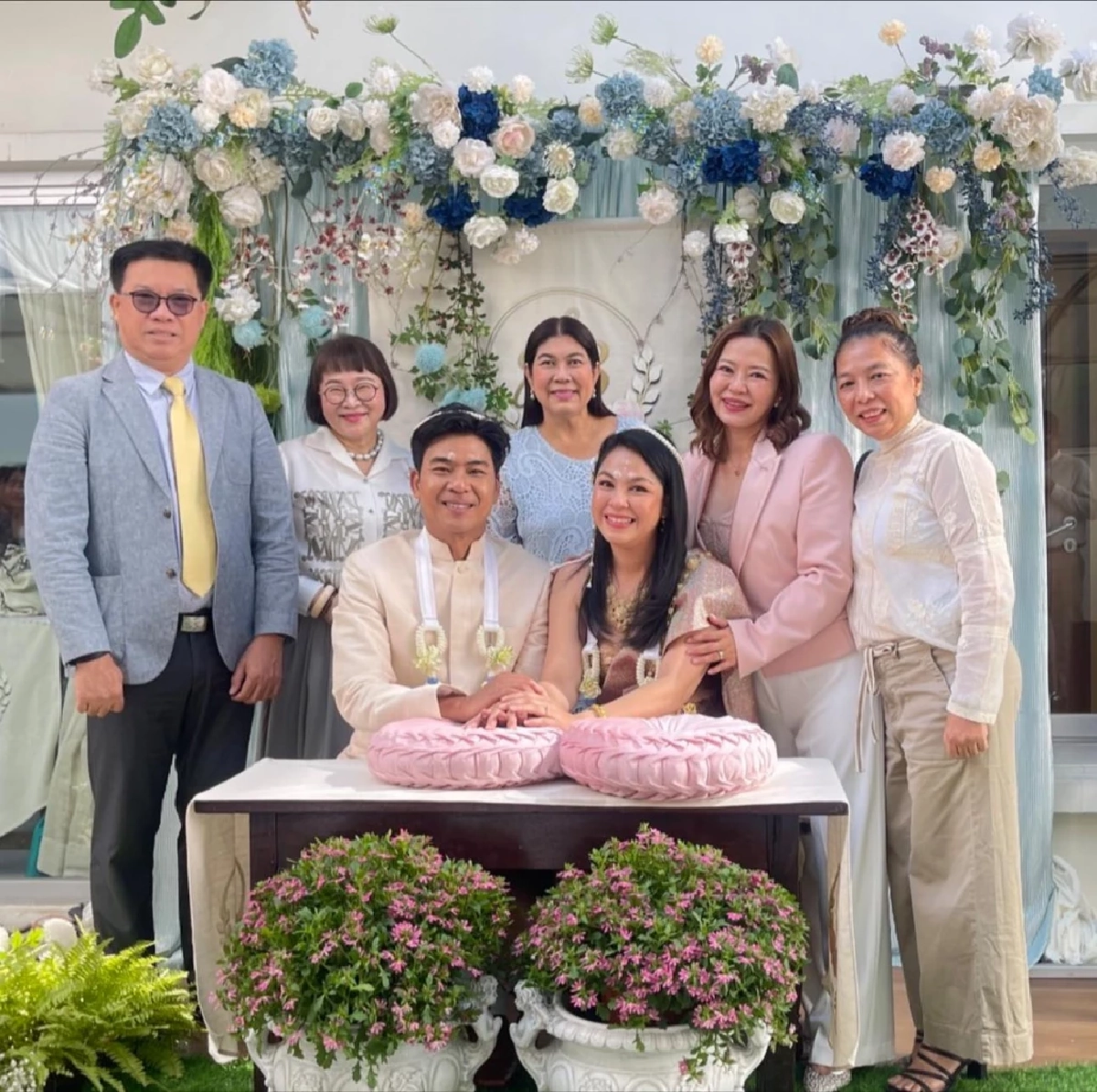 สุดชื่นมื่น "จอย ศิริลักษณ์" เข้าพิธีแต่งงานกับ "บี กฤษณะพงศ์" นักดนตรีมือเบส