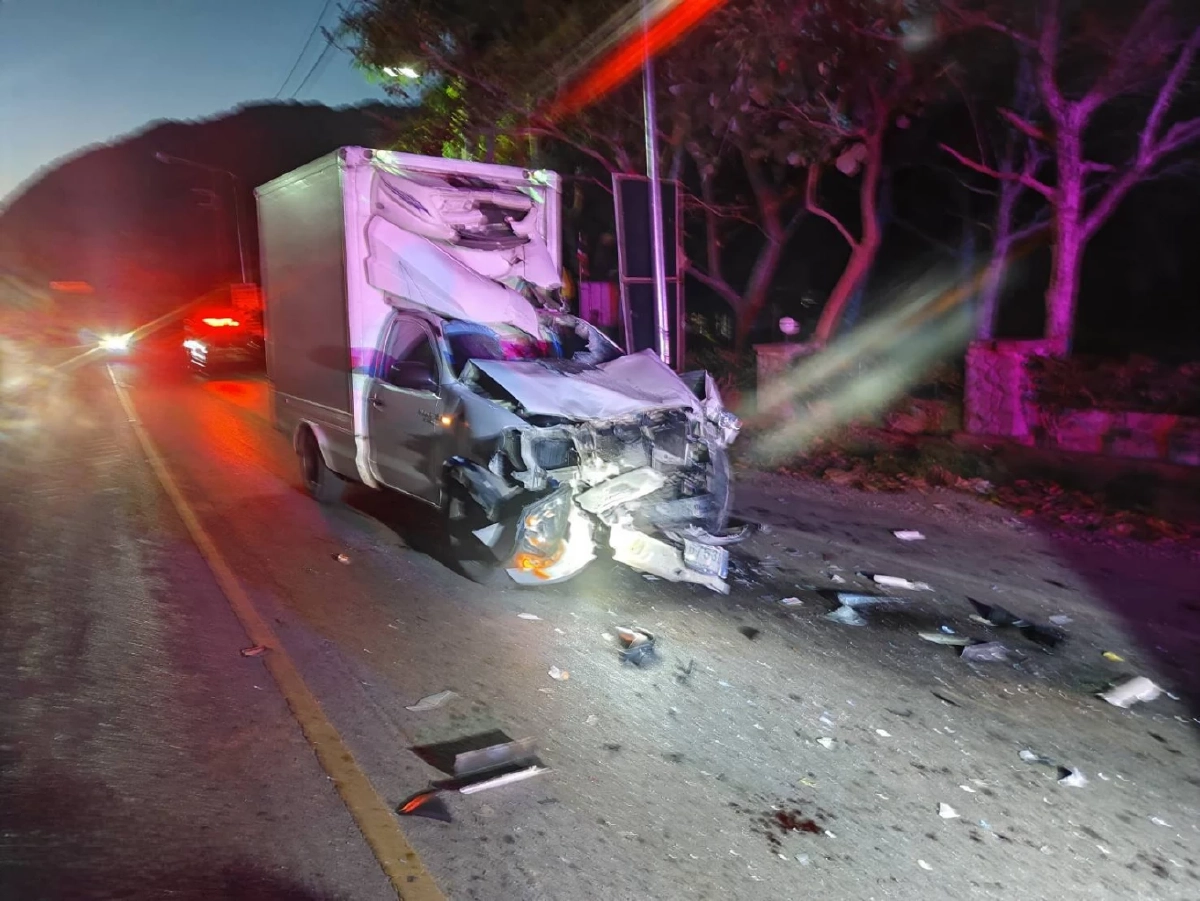 กระบะห้องเย็น ชนช้างเขาใหญ่ คนขับบาดเจ็บสาหัส ช้างหลบหนีเข้าป่า