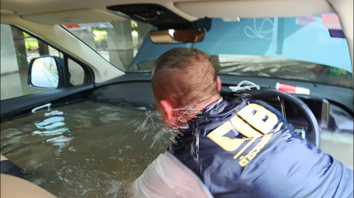 GPS แกงหม้อใหญ่! พาลงน้ำใต้สะพาน สารวัตรลุยช่วย 5 ชีวิต รอดหวุดหวิด