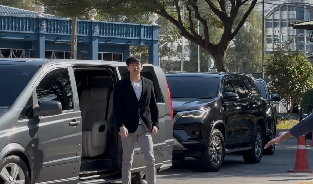 "น้องไปป์" หอบความคิดถึงจากยิ่งลักษณ์ เยี่ยม "ทักษิณ" เผยคุยเรื่องเรียนเป็นหลัก