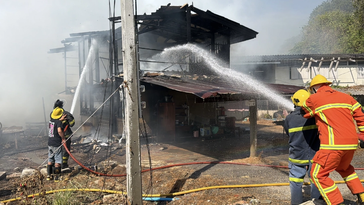 ไฟไหม้วอด 2 หลัง บ้านพักครู โรงเรียนดัง จ.เพชรบุรี เสียหายหลักล้าน