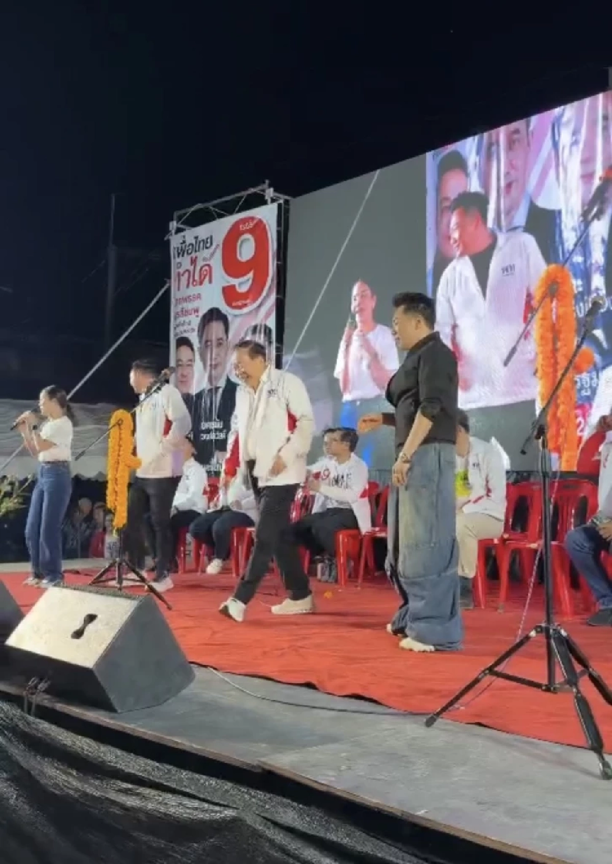 มดดำ- จุลพันธ์ - โอ๊ค พานทองแท้ นำทัพเชียร์ 'ปลัดโจ๊ะ' หวังปักธงเพื่อไทยที่แปดริ้ว