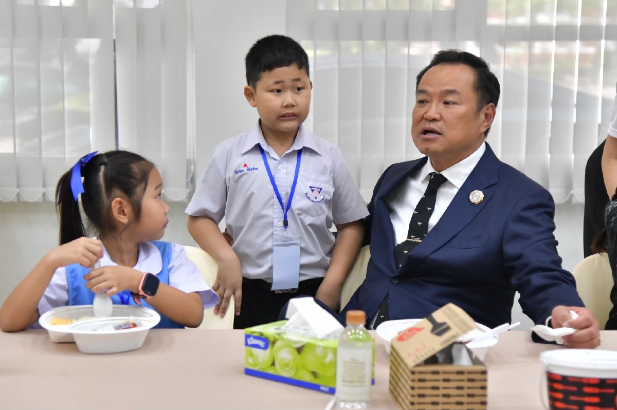 อนุทิน เปิดทำเนียบฯ กินข้าวกับครอบครัววีรชน ย้ำรัฐบาลพร้อมดูแลเต็มที่