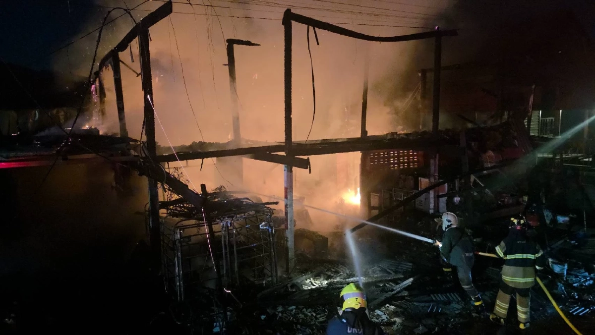 ไฟไหม้บ้านกลางดึก ยาย 78 ปี อุ้มสามีป่วยติดเตียง หนีรอดหวุดหวิด