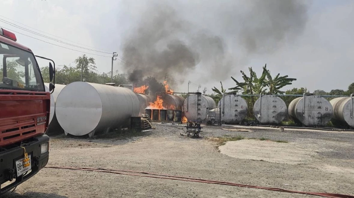 คุมเพลิงได้แล้ว! ไฟไหม้ถังเก็บน้ำมันขนาดใหญ่ ย่านลาดกระบัง