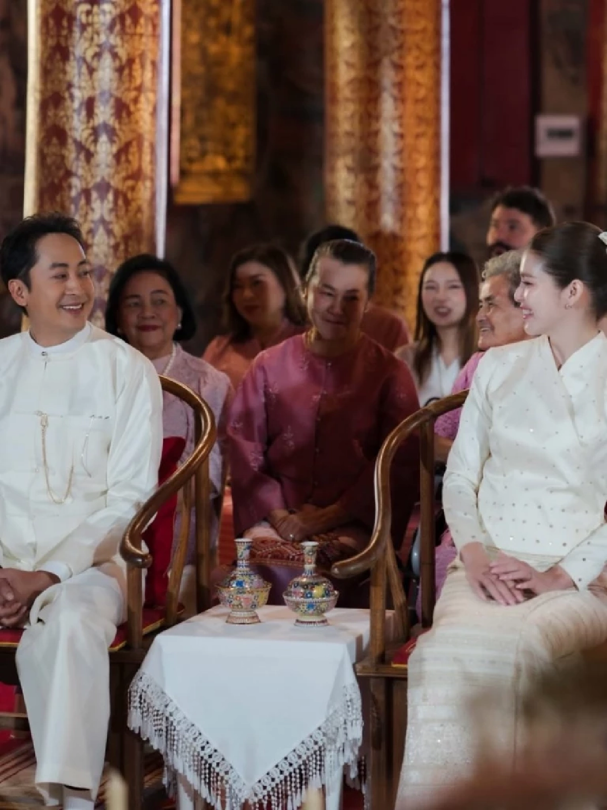 "ยิหวา–เปอร์" ควงคู่ทำบุญวัดสวนดอก จ.เชียงใหม่ เพื่อนดาราแซวแรง