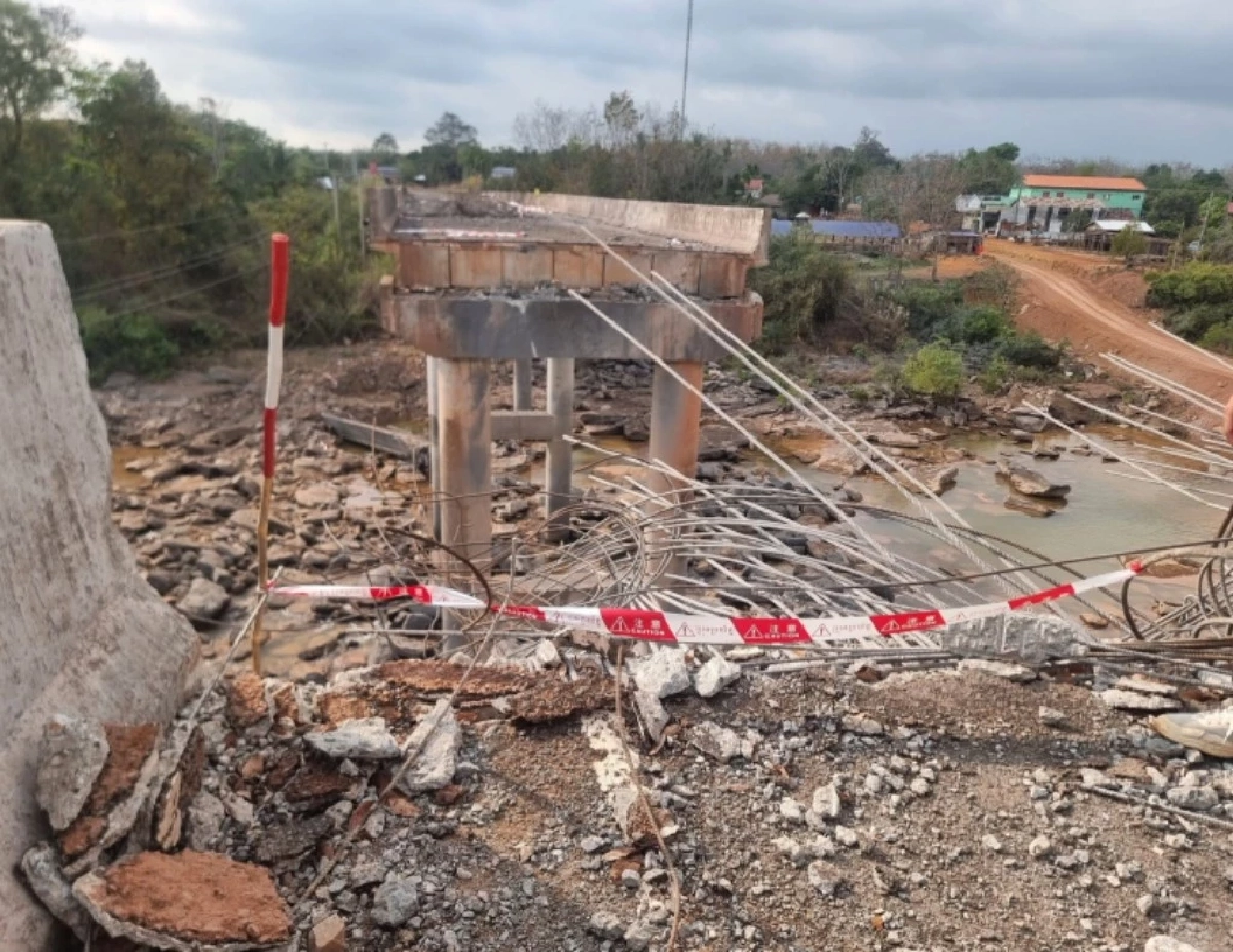 ทหารเขมรขนแบคโฮรุก "สันปันน้ำ" บ้านชำราก ขุดคูเลตกินแดนไทยชัดเจน