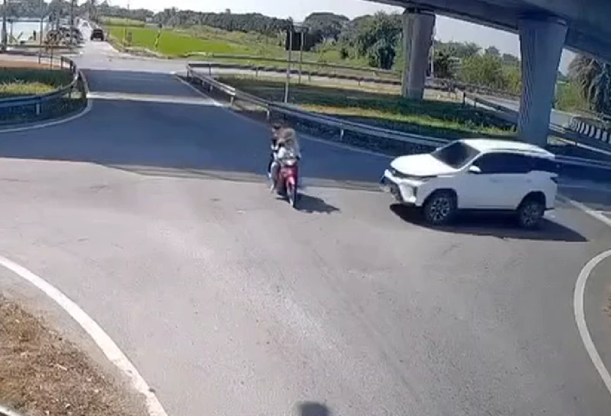 สลด! ฟอร์จูนเนอร์ พุ่งชน จยย. กลับจากเลือกตั้ง อบต. ดับ 3 ชีวิต