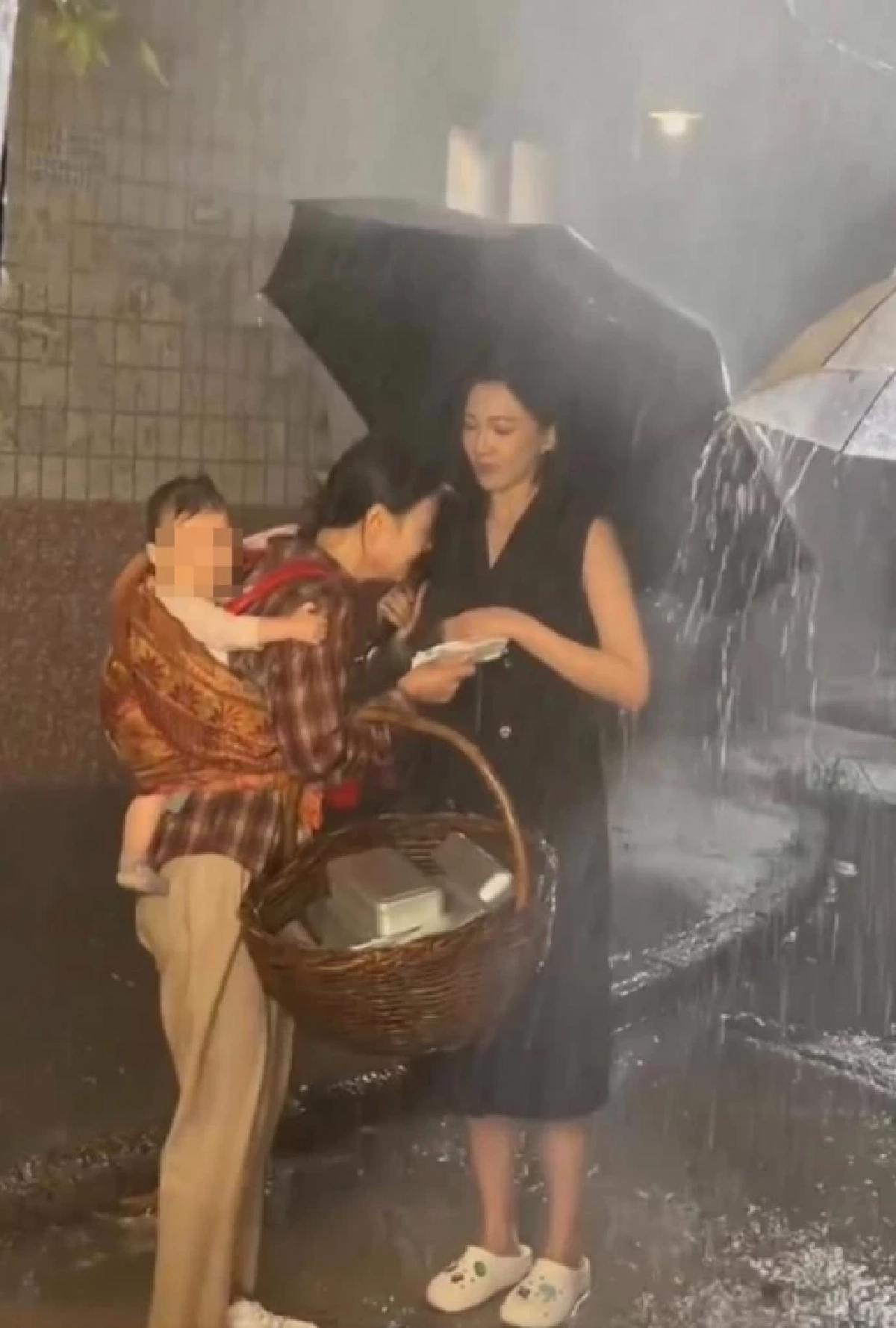 แฉกองถ่ายโหด! ใช้'ทารก'ตากฝนจริง ชาวเน็ตรู้เบื้องหลัง ลุกฮือสาปแรง