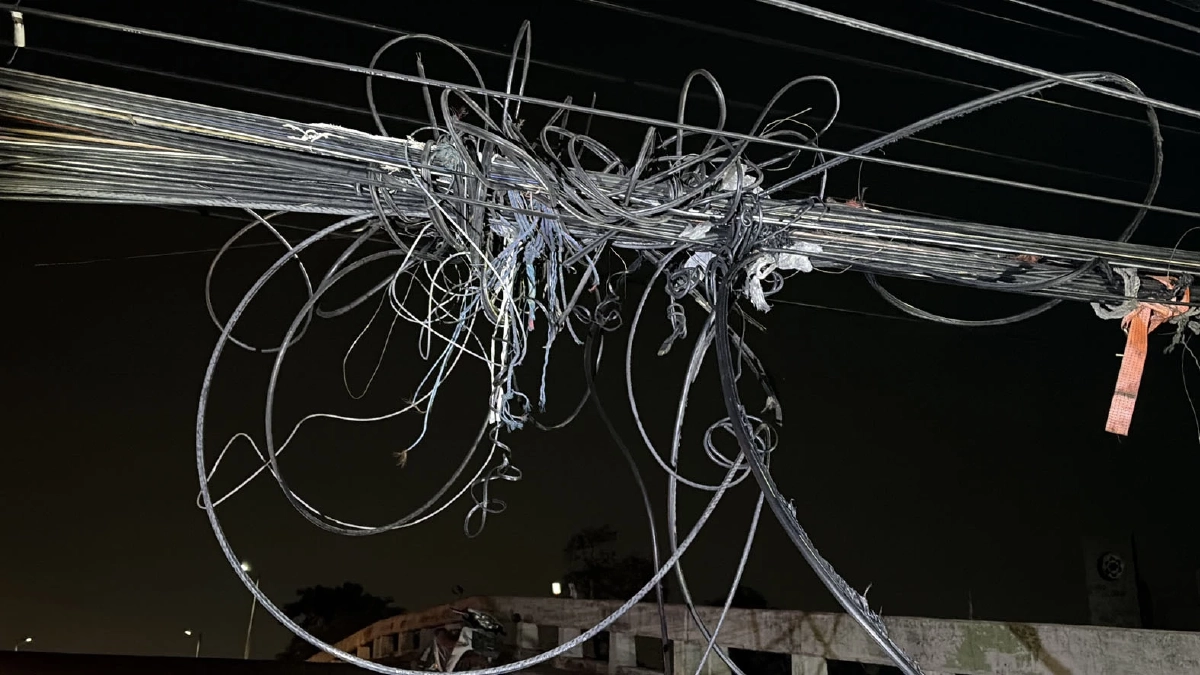 เสาไฟล้มบางปู 70 ต้น เหตุรถพ่วงเกี่ยวสายเคเบิล ไฟดับวงกว้าง