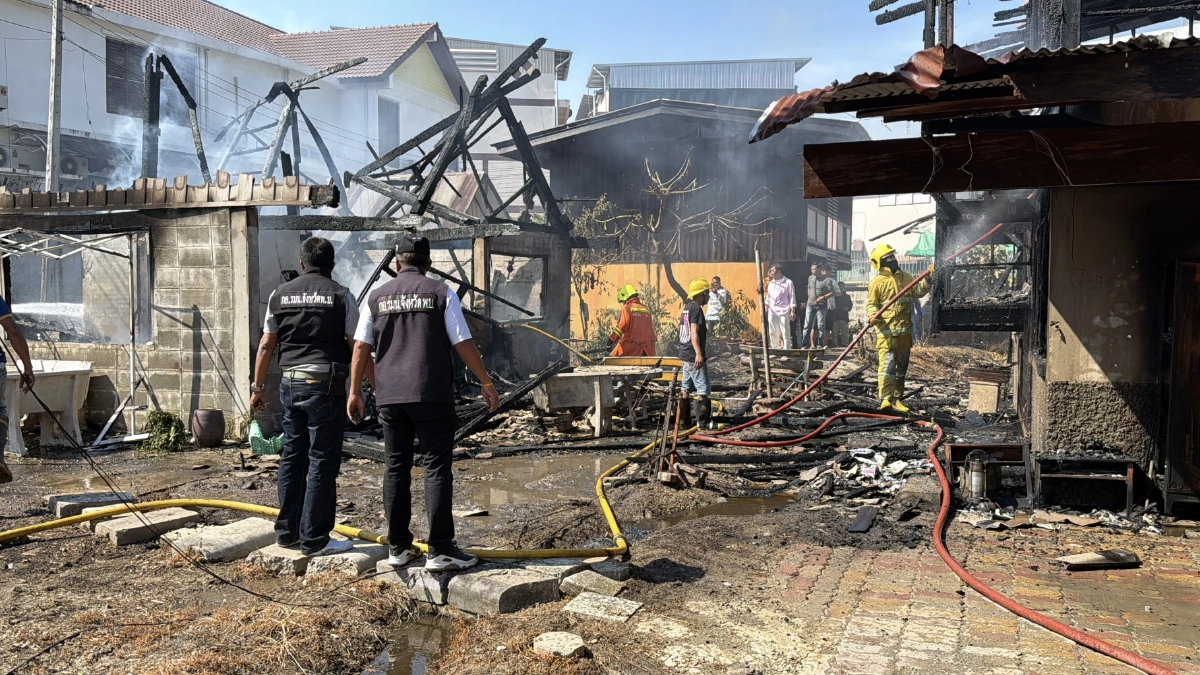 ไฟไหม้วอด 2 หลัง บ้านพักครู โรงเรียนดัง จ.เพชรบุรี เสียหายหลักล้าน