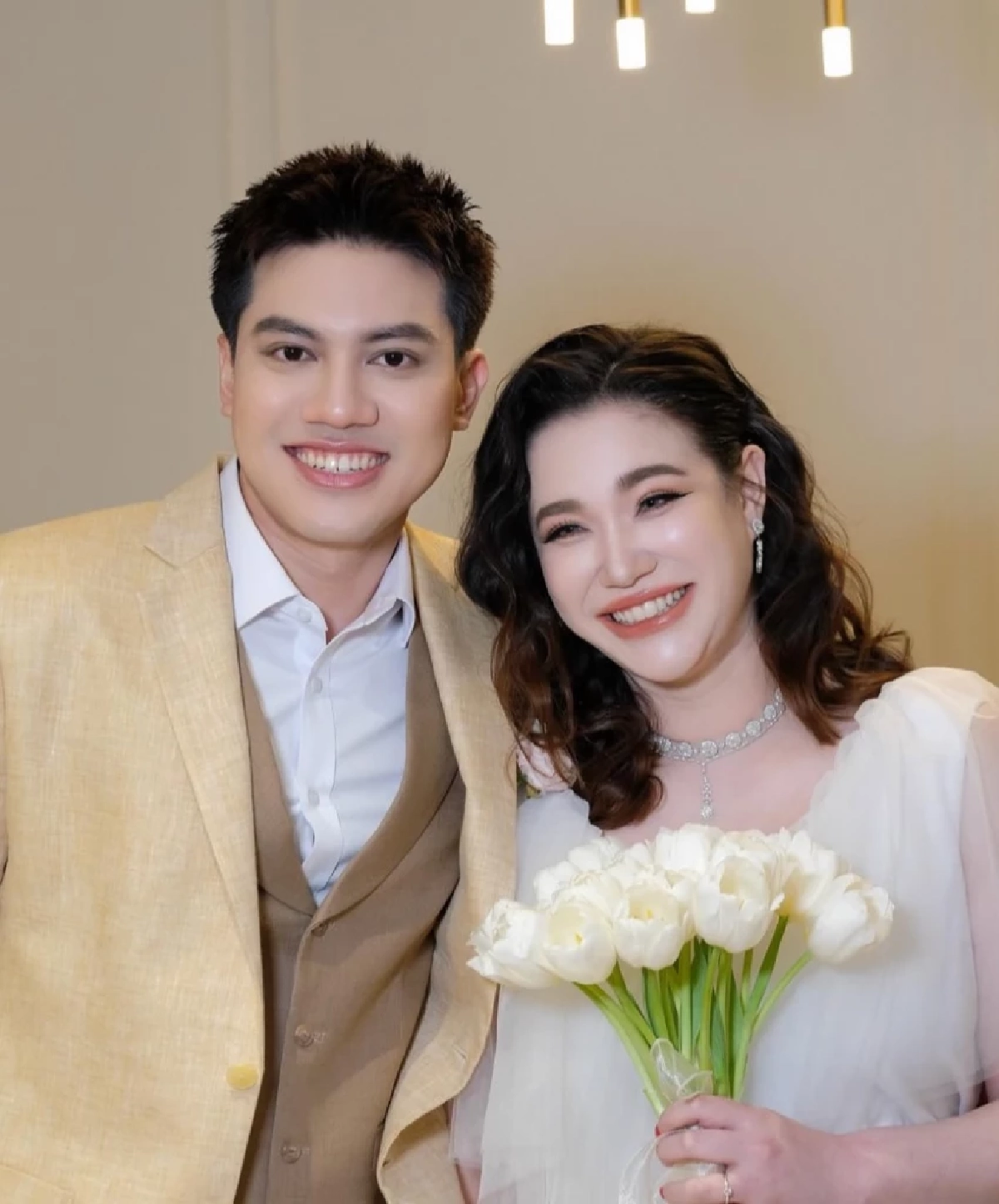 "สิเรียม" ยิ้มแก้มปริ "นนนี่" ลูกสาวสุดที่รักวิวาห์หนุ่มนอกวงการ ออร่าคุณแม่พุ่ง?