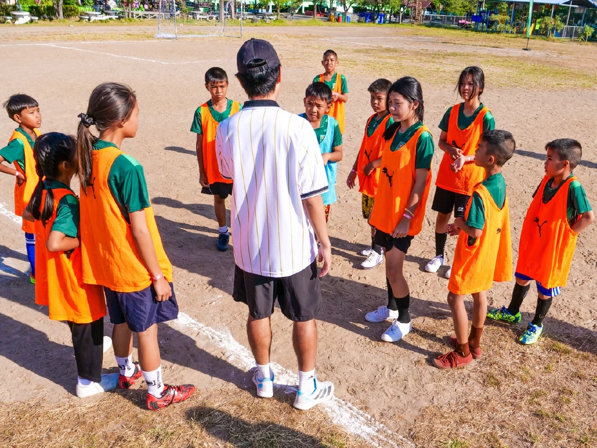 "​คาราบาว" บุกบางปะกง เปิด “สนามแห่งโอกาส” ปั้นเยาวชนสู่นักเตะคุณภาพ