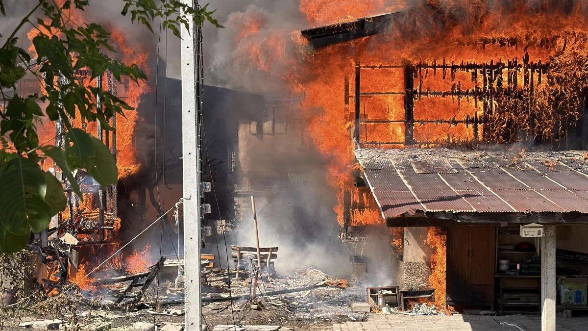 ไฟไหม้วอด 2 หลัง บ้านพักครู โรงเรียนดัง จ.เพชรบุรี เสียหายหลักล้าน