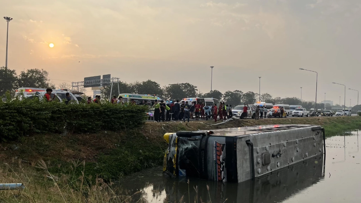 รถบัสรับส่งพนักงาน ชนเสาไฟฟ้า พุ่งตกคลอง บาดเจ็บระนาว 14 ราย