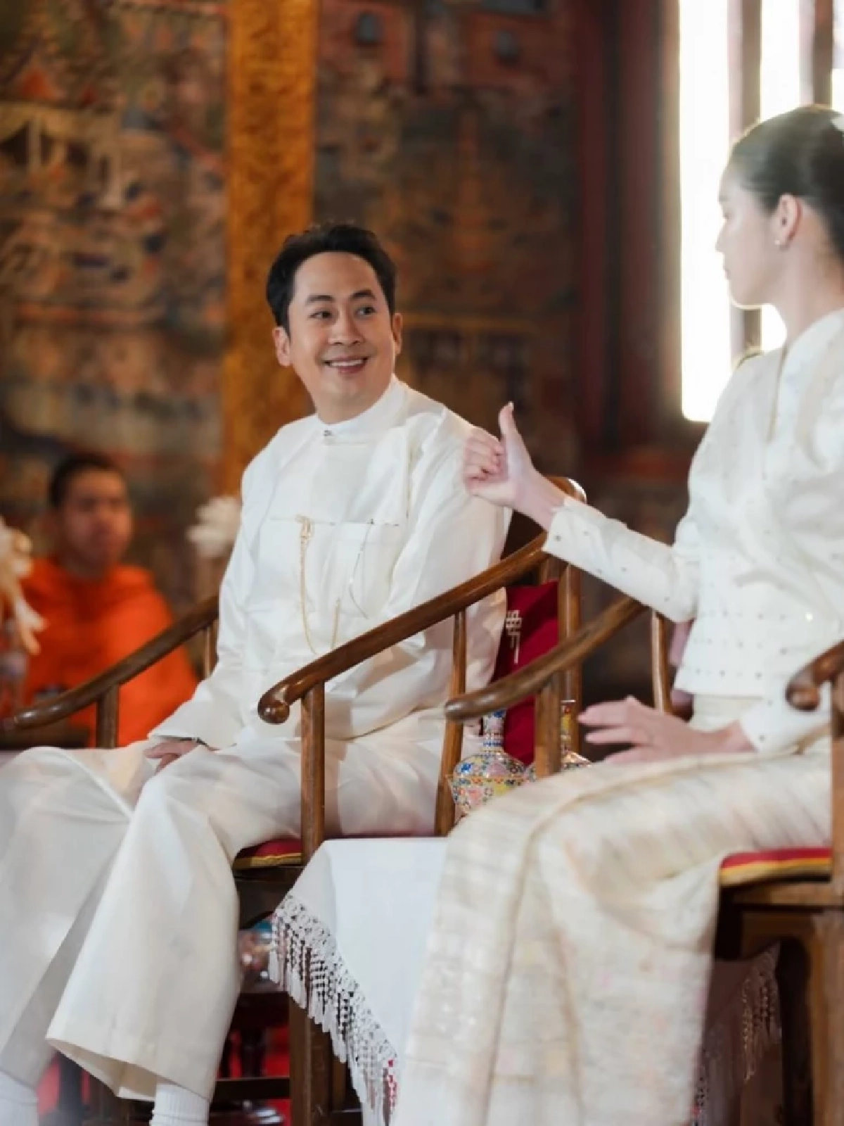 "ยิหวา–เปอร์" ควงคู่ทำบุญวัดสวนดอก จ.เชียงใหม่ เพื่อนดาราแซวแรง