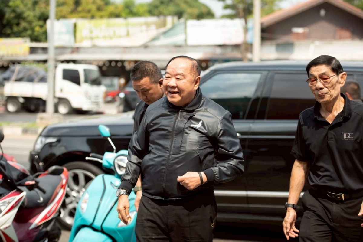 "บิ๊กป้อม" ย่องเงียบ! หม่ำก๋วยเตี๋ยวร้านดัง ปัด! ตอบการเมือง ลั่น! มาส่วนตัว