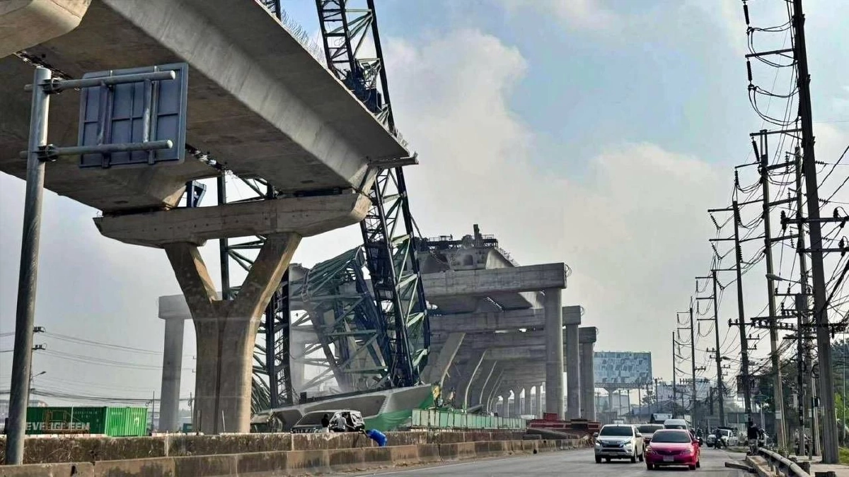 คอหวยตาดี! แห่ส่องเลขทะเบียนกระบะตกหลุมยักษ์ ‘พระราม 2’