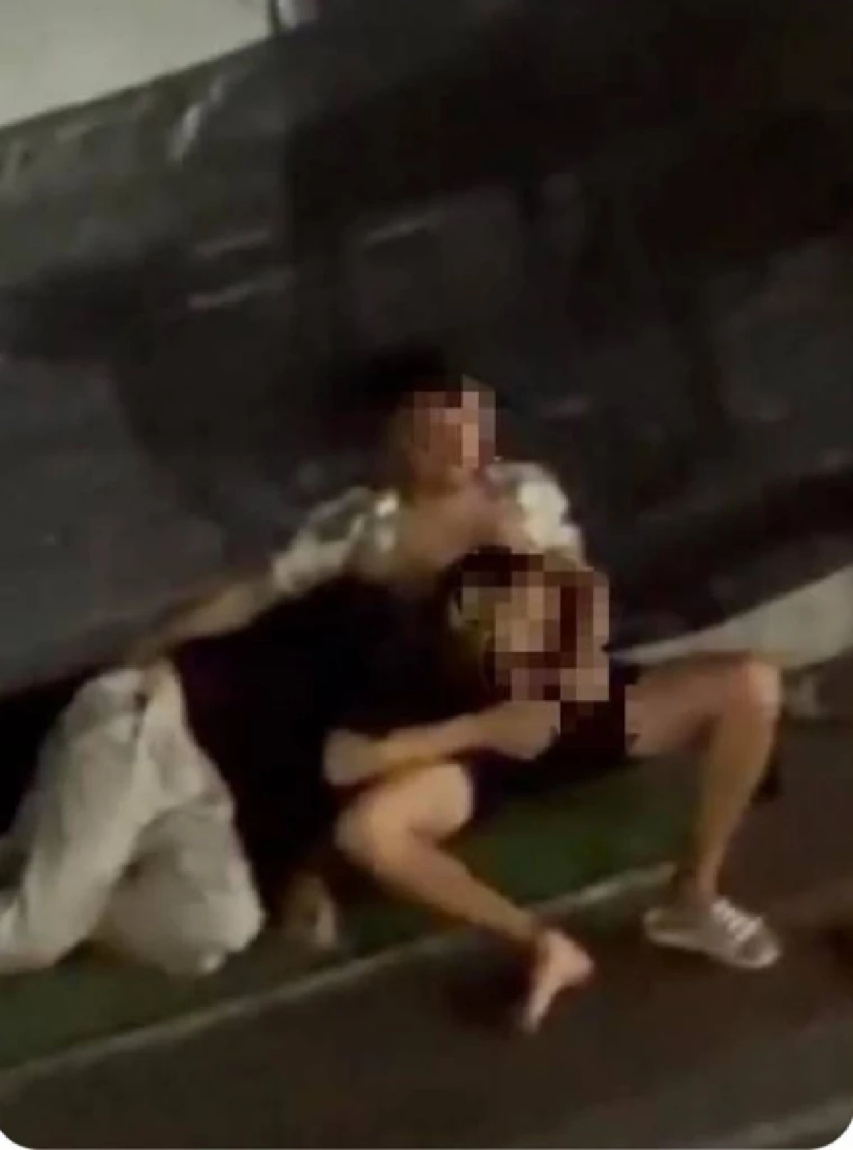 ไม่รอด! รวบต่างชาติโชว์ กินบวบ ริมถนนป่าตอง ตม.สั่งปรับ 5 พัน เพิกถอนวีซ่า