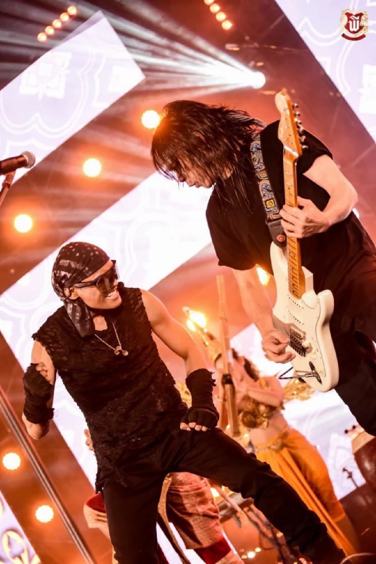 อลังการ! "พี สะเดิด - จาพนม"  โชว์ศิลปะไทยผสมผสานตะวันตก ถูกใจชาวอีสาน