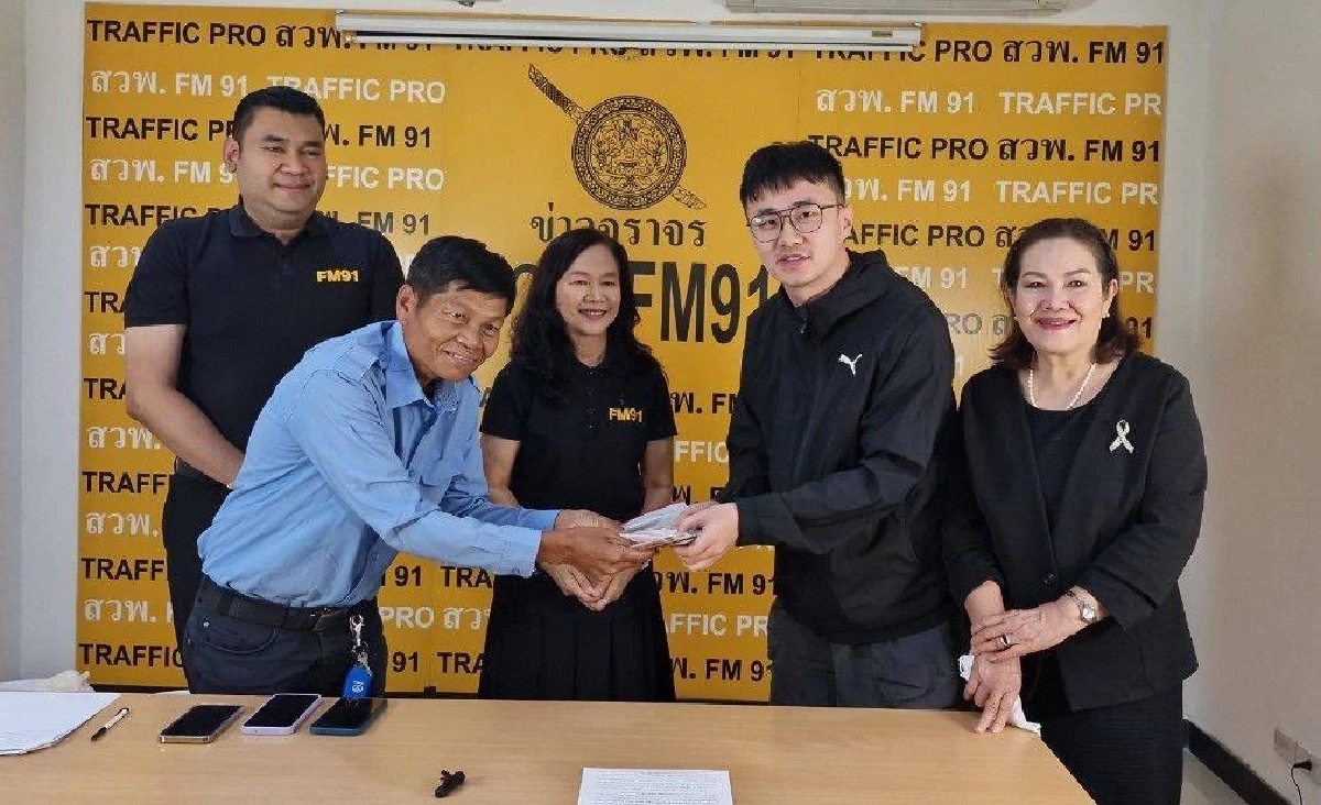 แท็กซี่ฮีโร่ เก็บเงินได้ 1 แสน ส่งคืนนักศึกษาชาวจีน หลังลืมไว้บนรถ