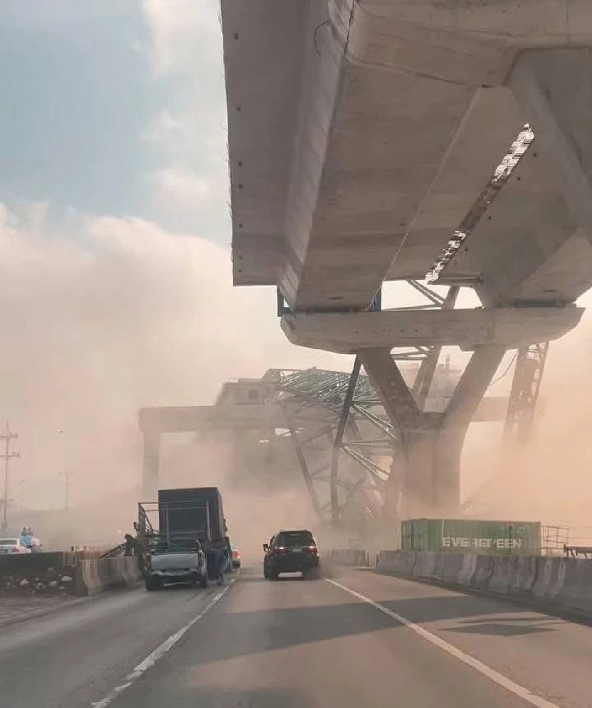 เครนถล่ม พระราม 2 ล่าสุด มีผู้เสียชีวิต ตำรวจทางหลวง แนะเส้นทางเลี่ยง