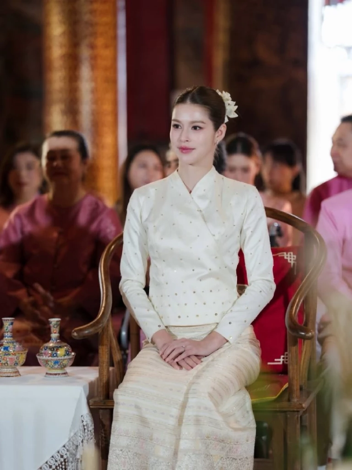 "ยิหวา–เปอร์" ควงคู่ทำบุญวัดสวนดอก จ.เชียงใหม่ เพื่อนดาราแซวแรง