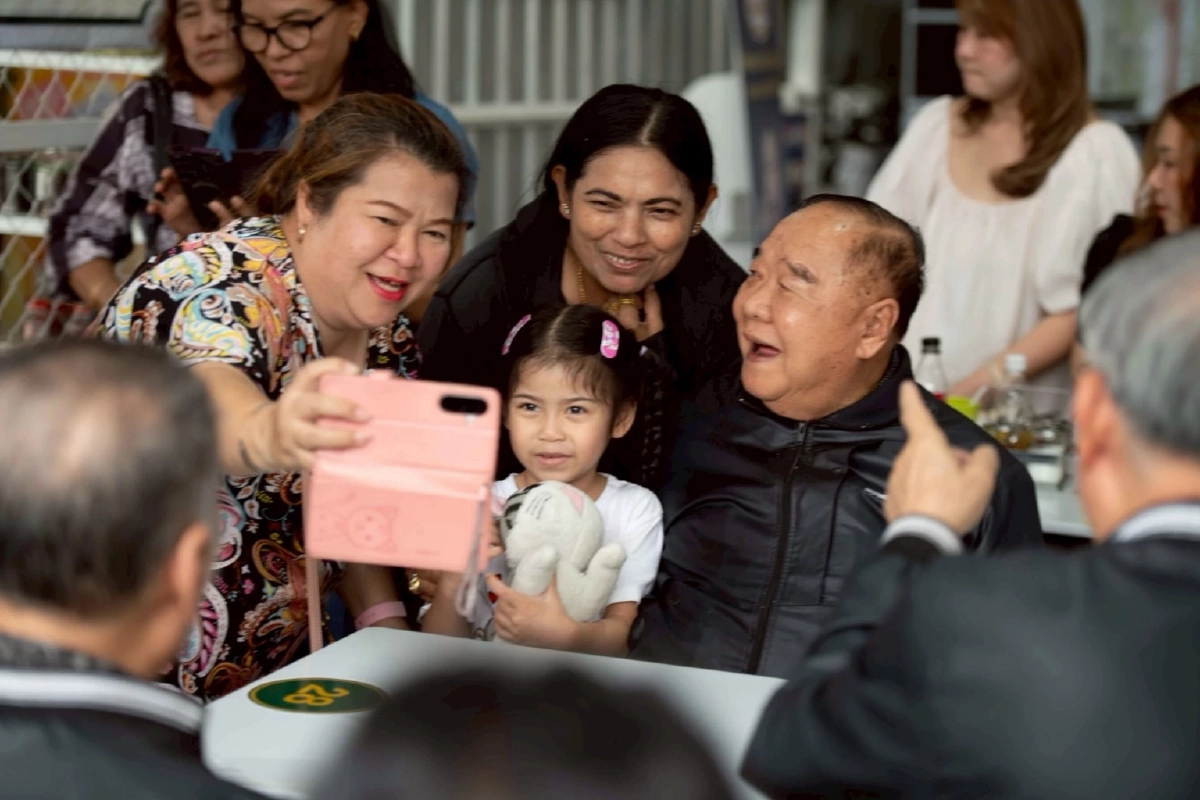 "บิ๊กป้อม" ย่องเงียบ! หม่ำก๋วยเตี๋ยวร้านดัง ปัด! ตอบการเมือง ลั่น! มาส่วนตัว