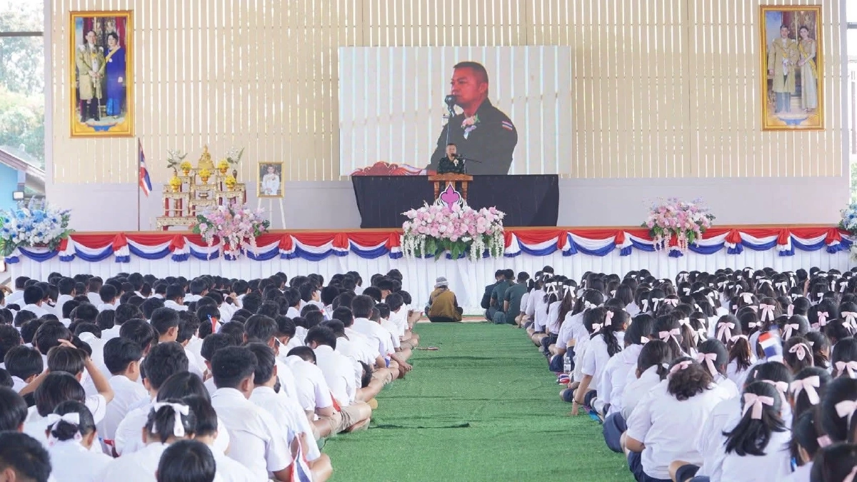 "บิ๊กกุ้ง" ตอบชัดกลางวงนร. 2พันคน "ทหารมีไว้ทำไม" ในงานปลูกจิตสำนึกรักชาติ