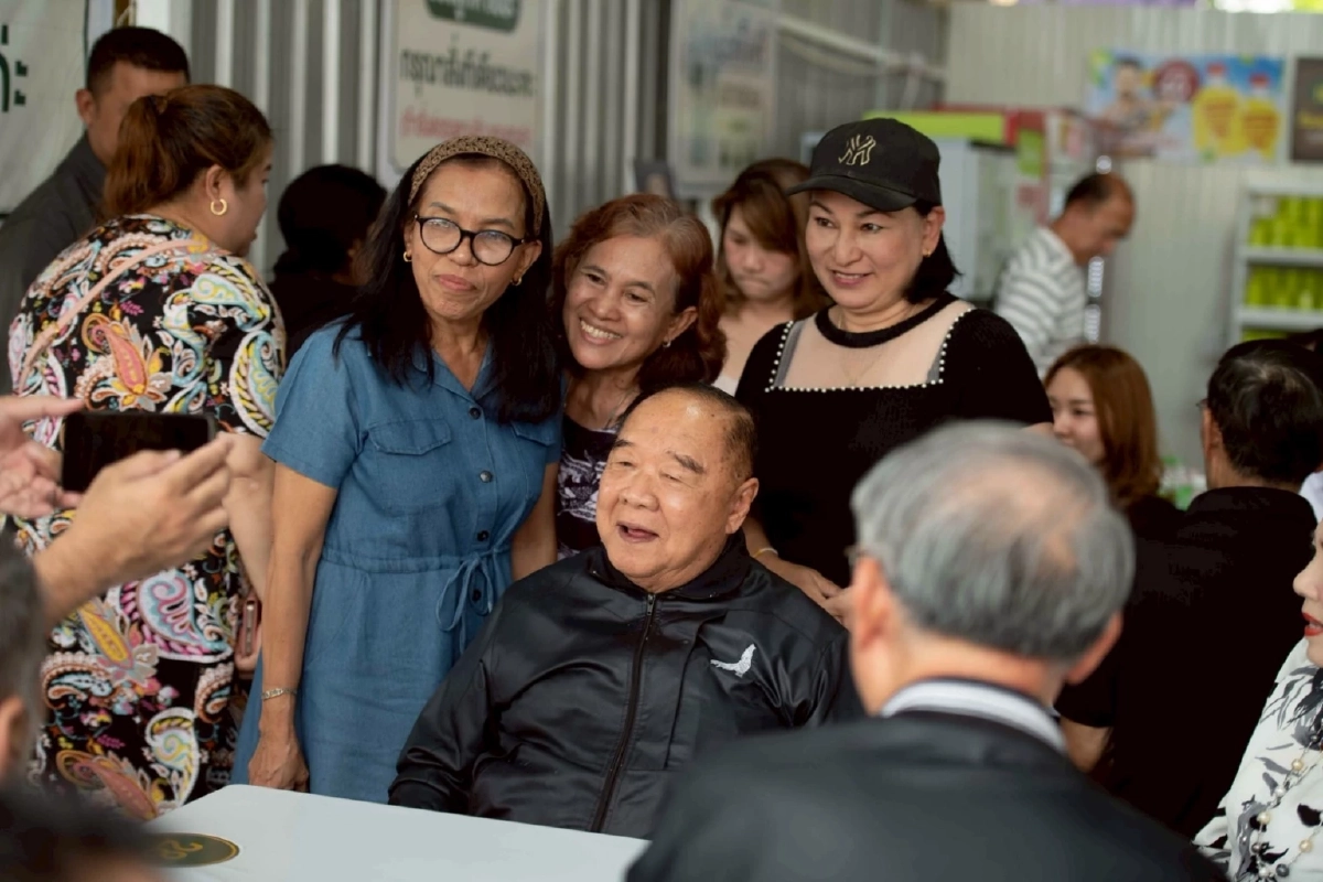 "บิ๊กป้อม" ย่องเงียบ! หม่ำก๋วยเตี๋ยวร้านดัง ปัด! ตอบการเมือง ลั่น! มาส่วนตัว