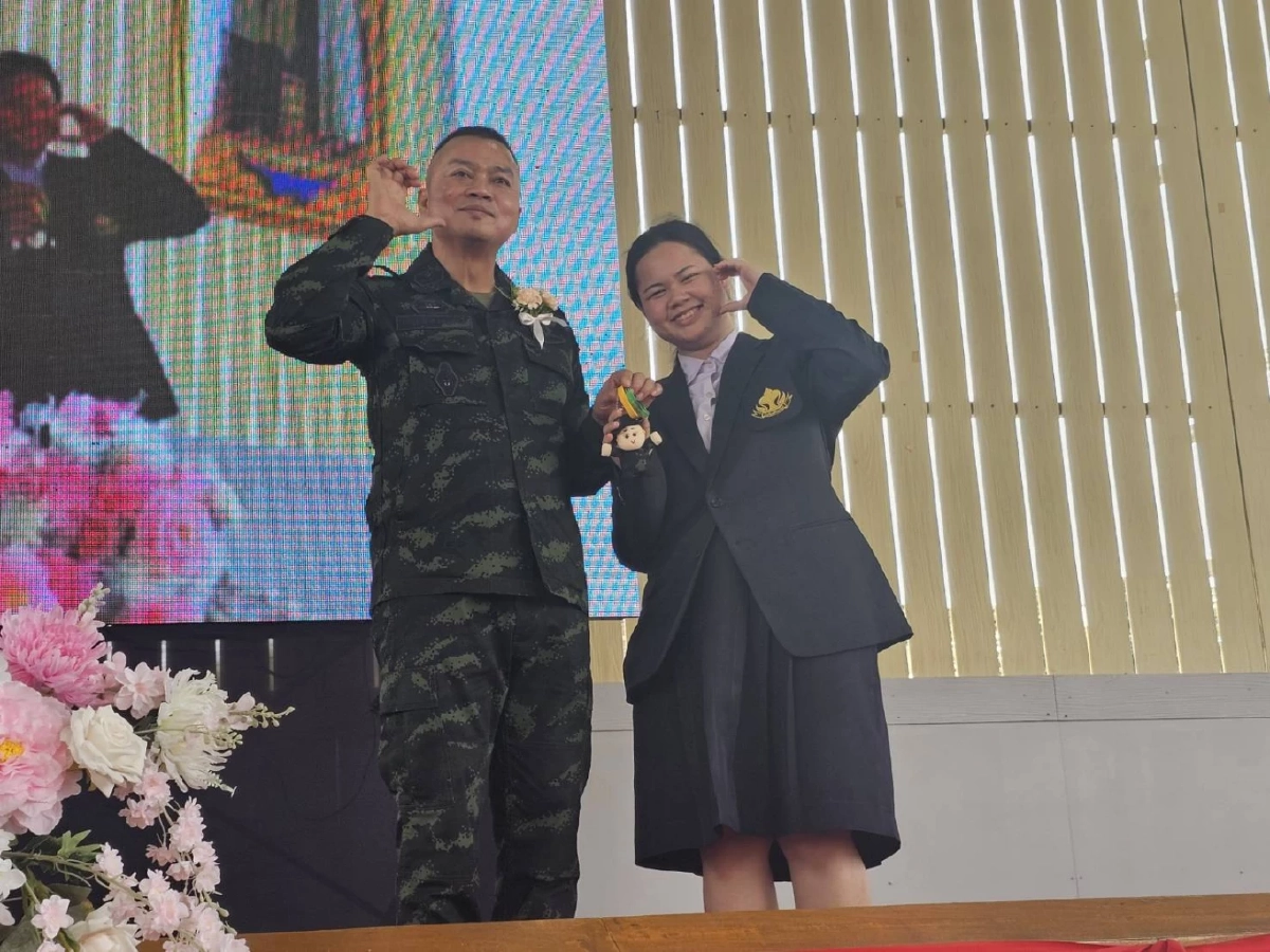 "บิ๊กกุ้ง" ตอบชัดกลางวงนร. 2พันคน "ทหารมีไว้ทำไม" ในงานปลูกจิตสำนึกรักชาติ