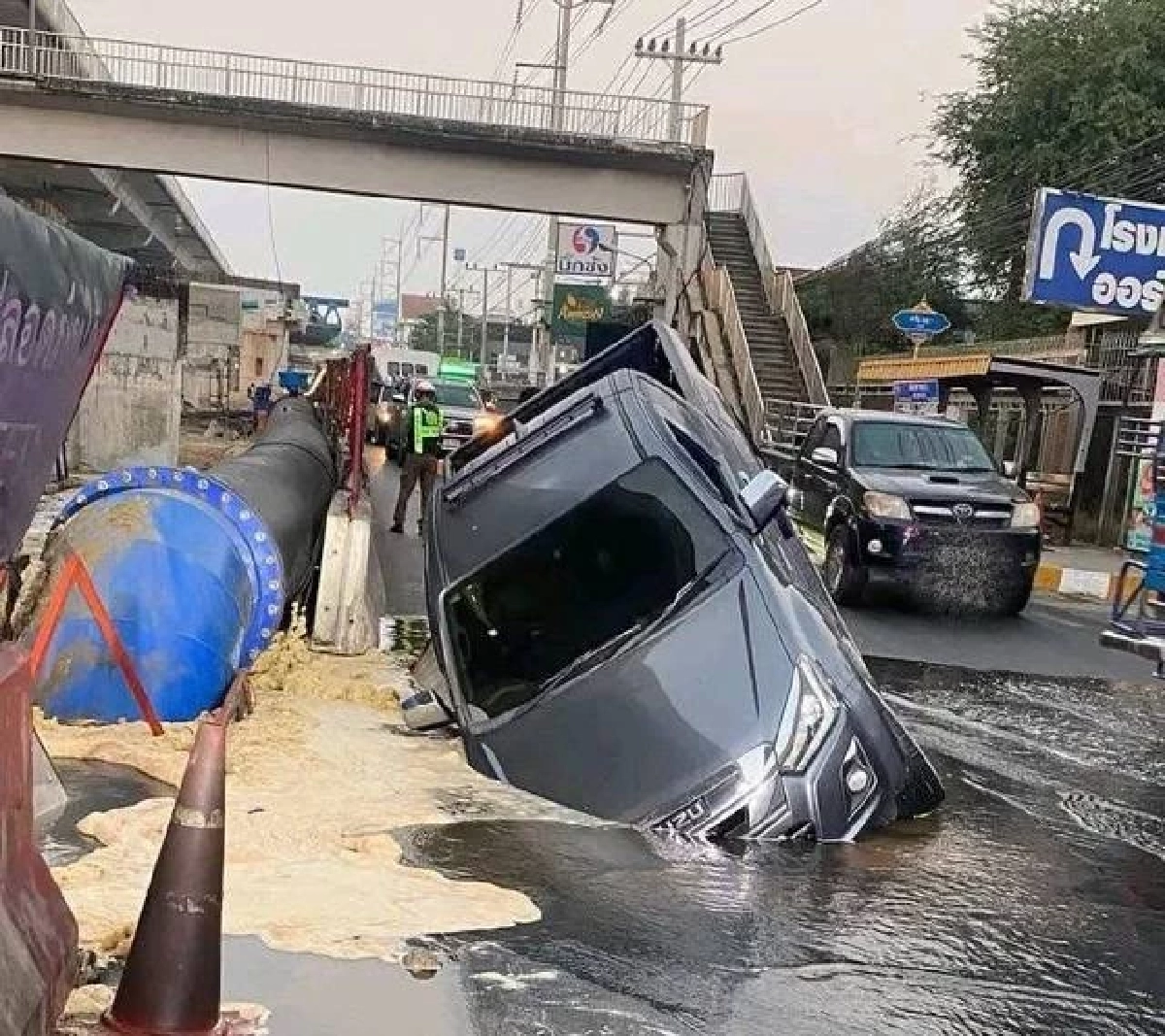 คอหวยตาดี! แห่ส่องเลขทะเบียนกระบะตกหลุมยักษ์ ‘พระราม 2’