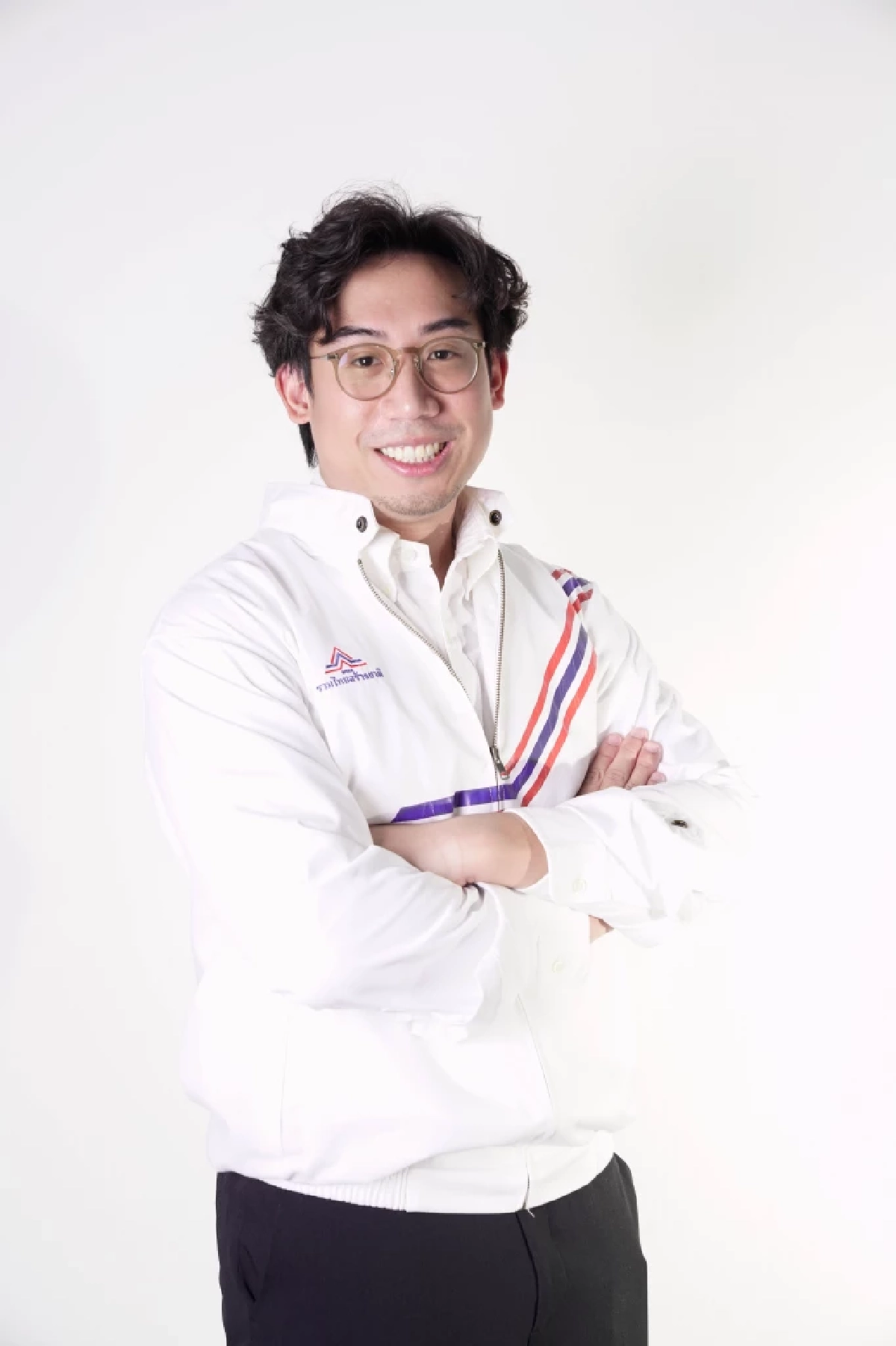 รู้จัก "ทอย สกลภัทร" รวมไทยสร้างชาติ ตามรอย "พีระพันธุ์"  สู้! ยิบตาเพื่อลดค่าไฟ-พลังงาน